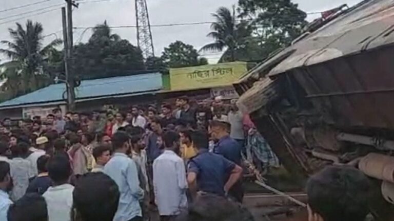 ফেনীতে নিয়ন্ত্রণ হারিয়ে বাসের ধাক্কায় স্কুলছাত্রী নিহত আহত পাঁচ