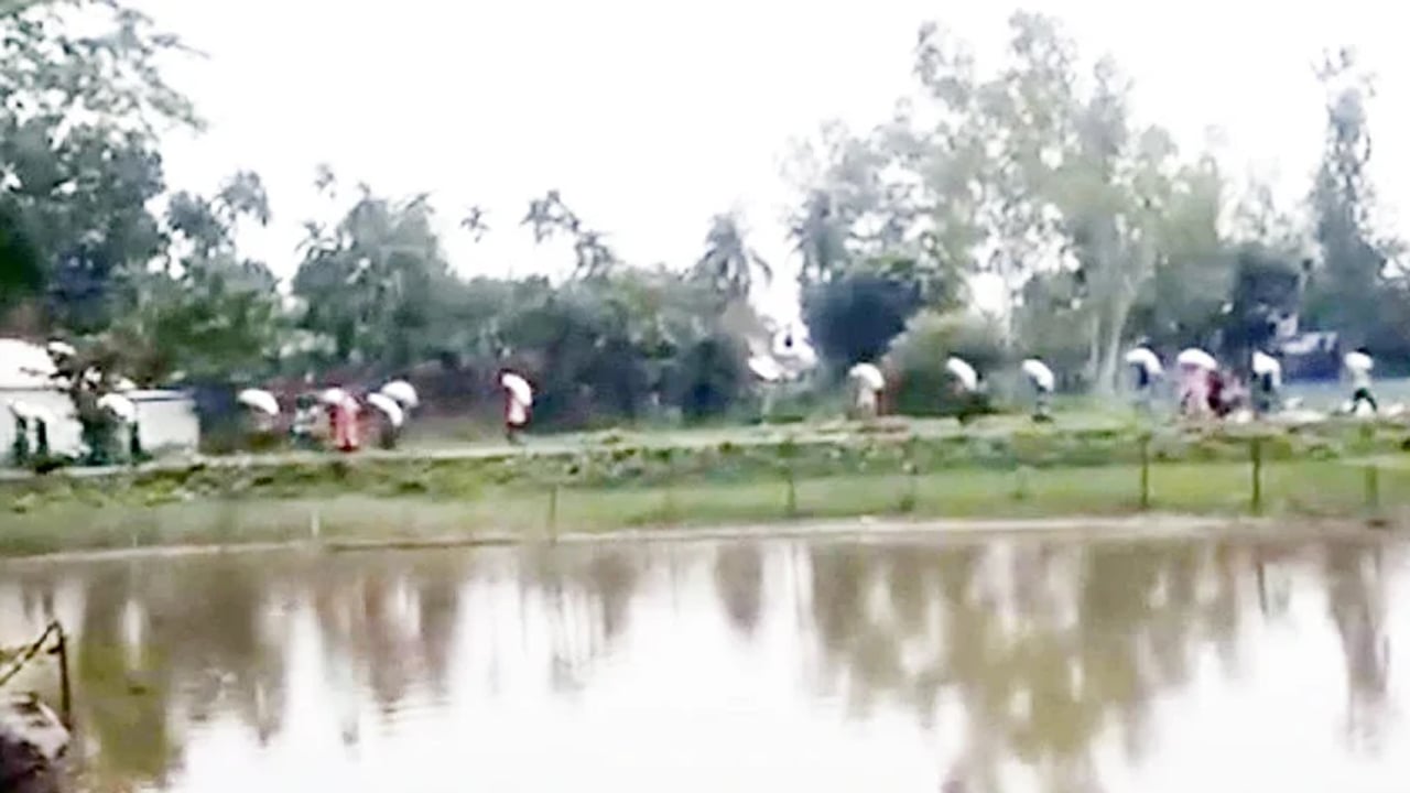 কুড়িগ্রামে সার না পেয়ে ডিলারের গুদাম ভেঙে কৃষকদের সার লুট