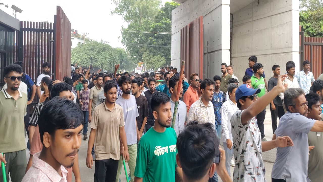 বেরোবিতে ছাত্রদল ও ছাত্রশিবির ঘিরে থমথমে পরিস্থিতি বহিরাগত প্রবেশে নিষেধাজ্ঞা