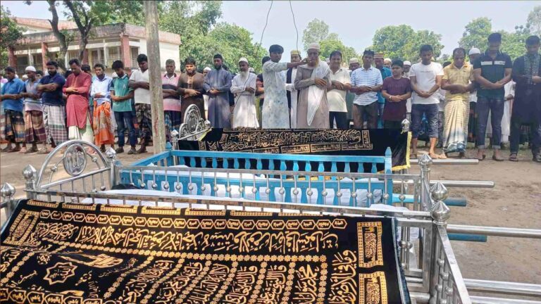 সৌদি আরবে অগ্নিকাণ্ডে নিহত নওগাঁর চারজনের পাশাপাশি দাফন সম্পন্ন