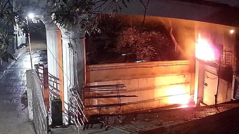 চট্টগ্রামে সাবেক শিক্ষামন্ত্রীর বাসভবনে হামলা ও অগ্নিসংযোগ