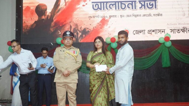 সাতক্ষীরায় জুলাই বিপ্লবের সম্মানি প্রদান অনুষ্ঠান মঞ্চে রাজনৈতিক নেতাদের অবজ্ঞার অভিযোগ ও ক্ষোভ
