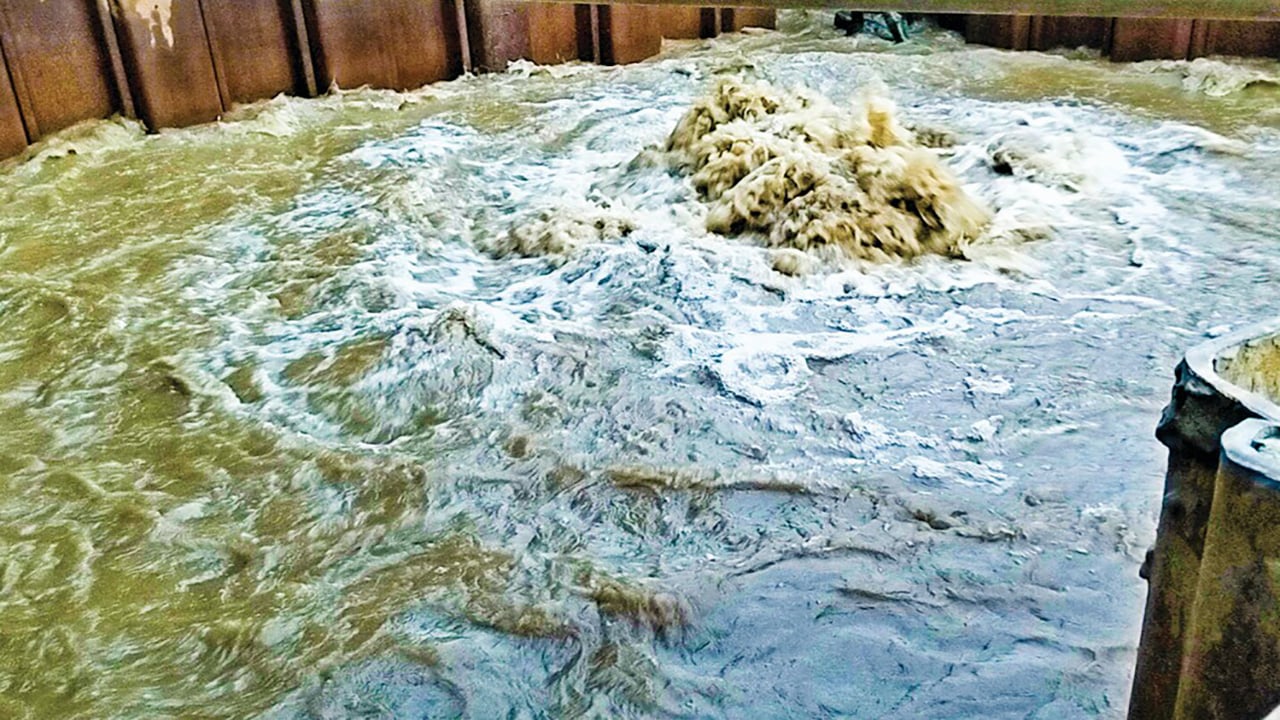 কটিয়াদীতে আড়িয়াল খাঁ নদের তলদেশে গ্যাস পাইপলাইনে ভয়াবহ ছিদ্র আতঙ্কিত এলাকাবাসী