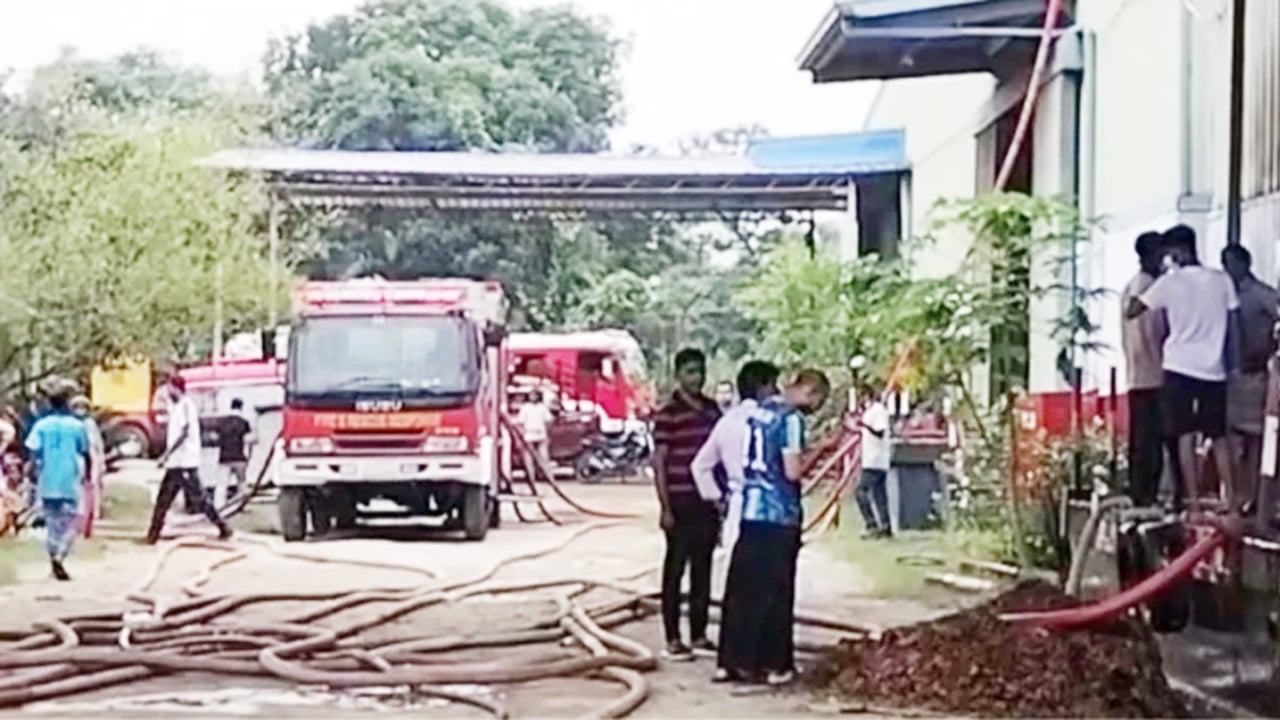 সাভারের আশুলিয়ায় ব্রিটিশ আমেরিকান টোব্যাকোর গোডাউনে অগ্নিকাণ্ড নিয়ন্ত্রণে ৬ ইউনিট