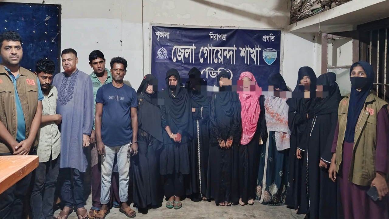 নোয়াখালীর চৌমুহনীর হোটেলে ডিবি পুলিশের অভিযান, অসামাজিক কর্মকাণ্ডে জড়িত ২৬ জন গ্রেপ্তার