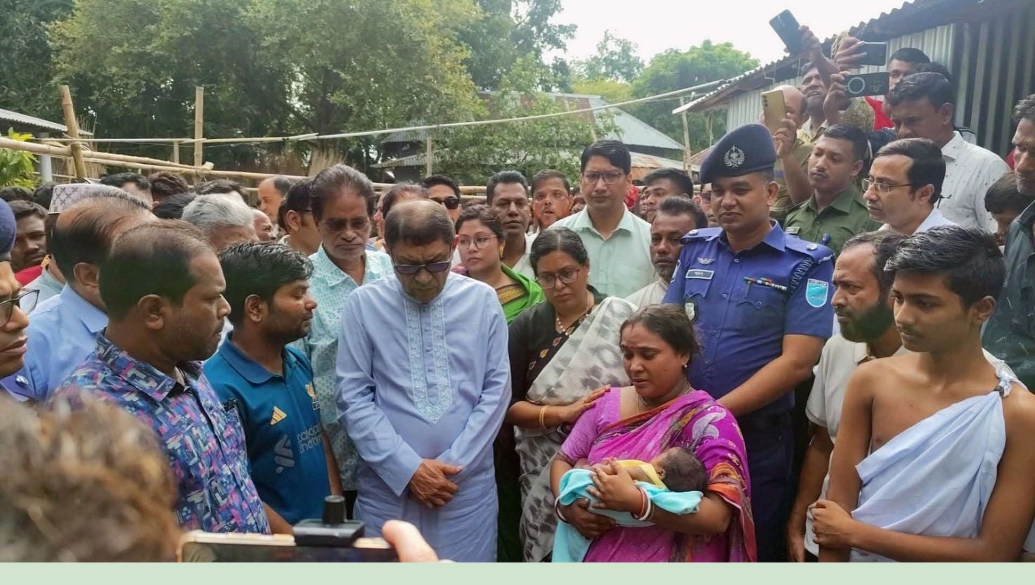 পেটে গজ রেখে সেলাইয়ে প্রসূতির মৃত্যুর ঘটনায় স্বাস্থ্যমন্ত্রীর নিহতের বাড়ি পরিদর্শন ও শোকসন্তপ্ত পরিবারকে সহায়তা প্রদান