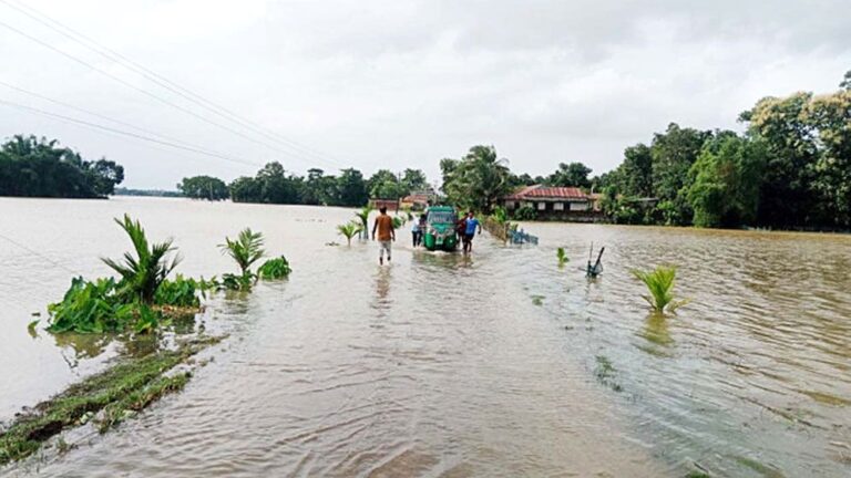 দেশের ১০ জেলায় বন্যা পরিস্থিতির অবনতির আশঙ্কা ও বিভিন্ন অঞ্চলে সতর্ক সংকেত জারি