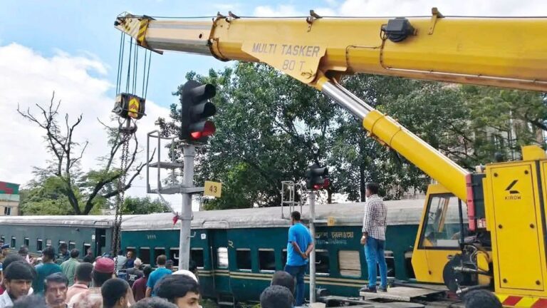 গফরগাঁওয়ে ট্রেন লাইনচ্যুত ঢাকা-ময়মনসিংহ রুটে আট ঘণ্টা যোগাযোগ বিচ্ছিন্ন