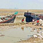 কুতুবদিয়ায় লবণ শ্রমিকদের হাড়ভাঙা খাটুনি তবুও মিলছে না ন্যায্য মজুরি