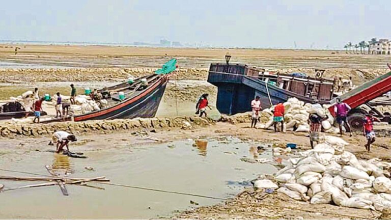 কুতুবদিয়ায় লবণ শ্রমিকদের হাড়ভাঙা খাটুনি তবুও মিলছে না ন্যায্য মজুরি