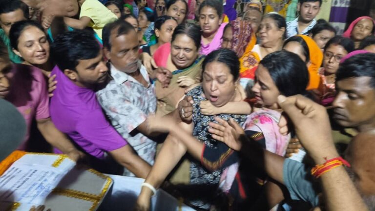 কলকাতায় অগ্নিকাণ্ডে নিহত কুষ্টিয়ার চারজনের শেষকৃত্য সম্পন্ন