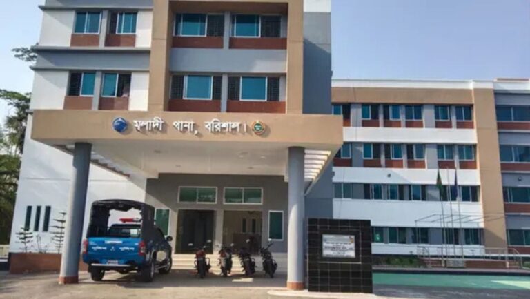 সরকারি অনুদানের তালিকা নিয়ে বিরোধে মুলাদীতে ইমামকে হাতুড়ি দিয়ে পিটিয়ে জখম