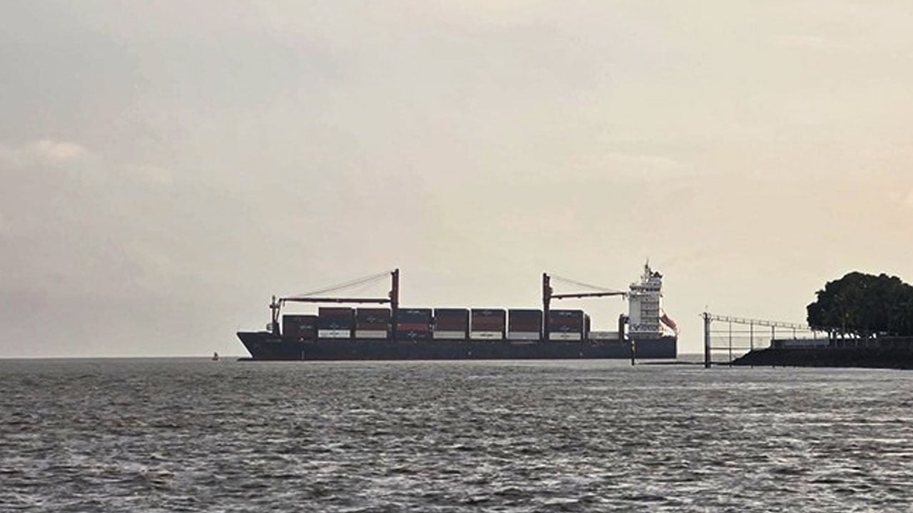 কর্ণফুলী চ্যানেলে আটকে পড়া জাহাজ উদ্ধার স্বাভাবিক বন্দর কার্যক্রম
