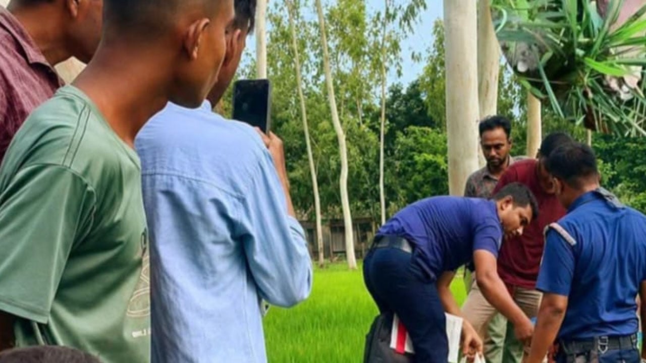 কুড়িগ্রামে ধানের জমি থেকে মানুষের খণ্ডিত পা উদ্ধার রহস্য উদঘাটনে তদন্তে পুলিশ