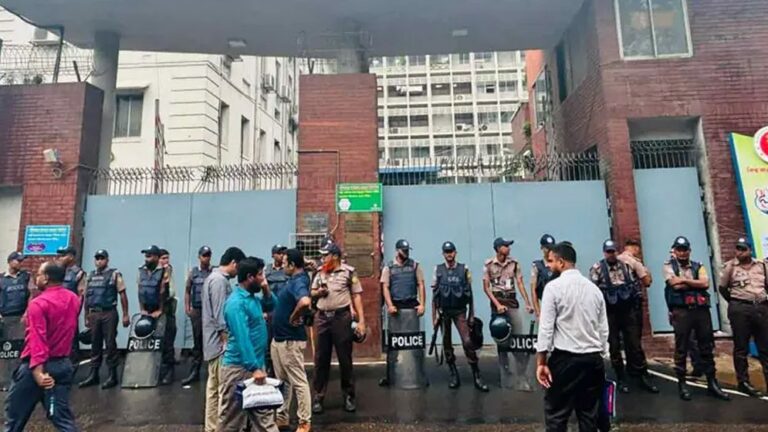 সচিবালয় অভিমুখে ১১ দলীয় ঐক্যের কর্মসূচি ঘিরে কড়া নিরাপত্তা ও জনদুর্ভোগ