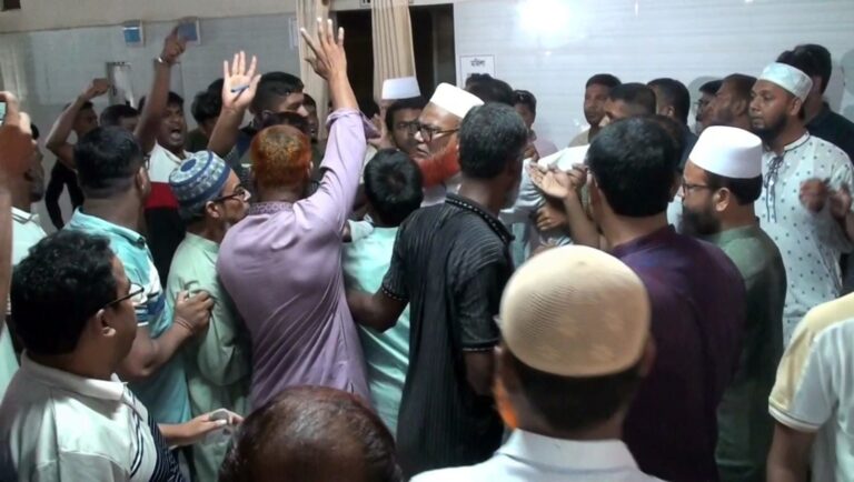 মেহেরপুর জেনারেল হাসপাতালে এমপি পরিদর্শনকালে বিএনপি-জামায়াত কর্মী-সমর্থকদের সংঘর্ষ ও উত্তেজনা