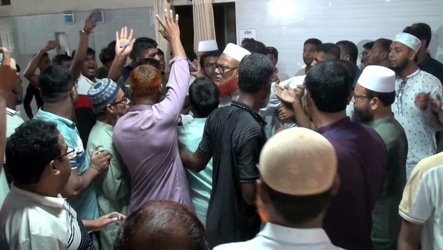 মেহেরপুর জেনারেল হাসপাতালে এমপি পরিদর্শনকালে বিএনপি-জামায়াত কর্মী-সমর্থকদের সংঘর্ষ ও উত্তেজনা