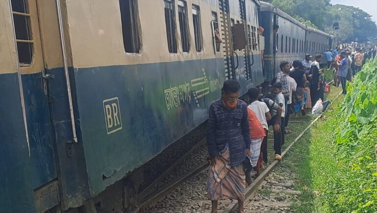 গফরগাঁওয়ে ট্রেন লাইনচ্যুত ঢাকা-ময়মনসিংহ রুটে ট্রেন চলাচল বন্ধ