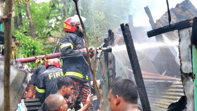 ভোলার দৌলতখানে বৈদ্যুতিক শর্টসার্কিট থেকে অগ্নিকাণ্ডে দুই বসতঘর ভস্মীভূত