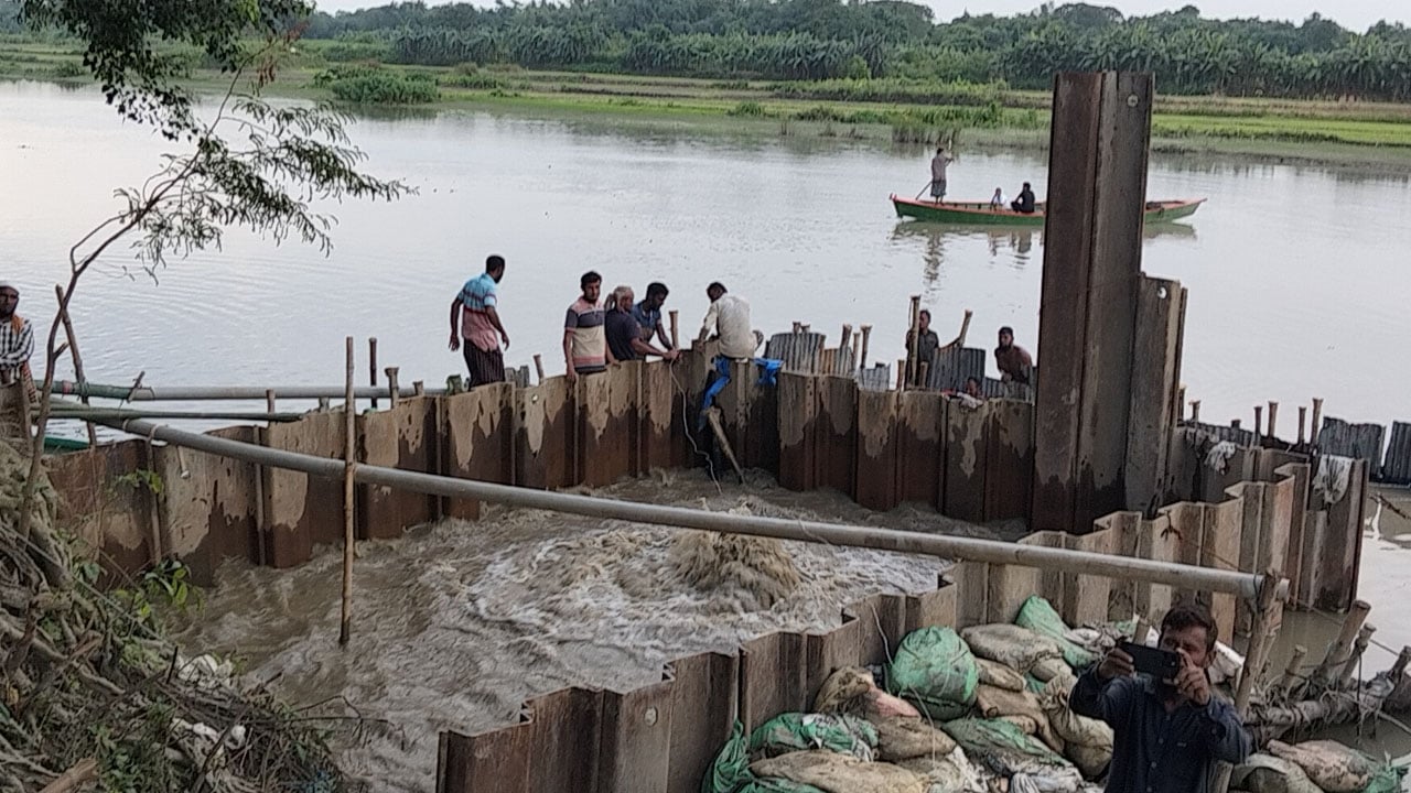 কটিয়াদীতে আড়িয়াল খাঁ নদীর তলদেশে গ্যাস পাইপলাইনে ভয়াবহ লিকেজ আতঙ্কে এলাকাবাসী