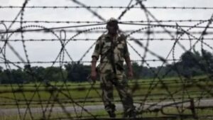 হাতীবান্ধা সীমান্তে বিএসএফের অস্ত্র ও ওয়াকিটকি উদ্ধার বিজিবি হেফাজতে অস্ত্র ও সরঞ্জাম