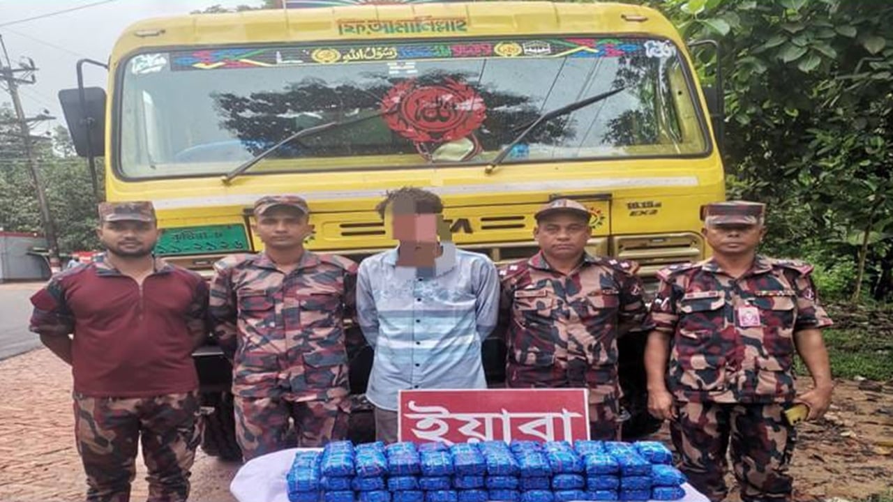 রামুতে ট্রাকে লুকিয়ে পাচারের সময় ১ লাখ ৩৮ হাজার ইয়াবাসহ আটক ১