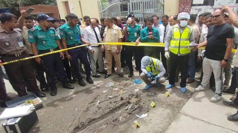 বরিশাল আদালত চত্বরে ককটেল বিস্ফোরণ আতঙ্ক