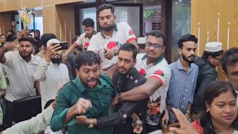 লক্ষ্মীপুরে গণঅভ্যুত্থান দিবসের সভায় বক্তব্য নিয়ে দুই পক্ষের হট্টগোল