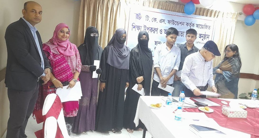 দেশের ছয় শিক্ষার্থীর হাতে বিশেষ আর্থিক অনুদান প্রদান
