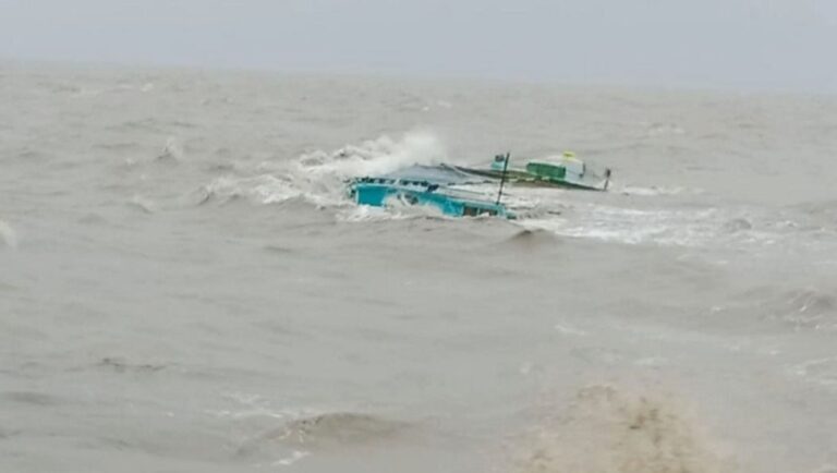 হাতিয়ায় বঙ্গোপসাগরে লবণবোঝাই বলগেট ডুবি, শ্রমিকের মৃত্যু
