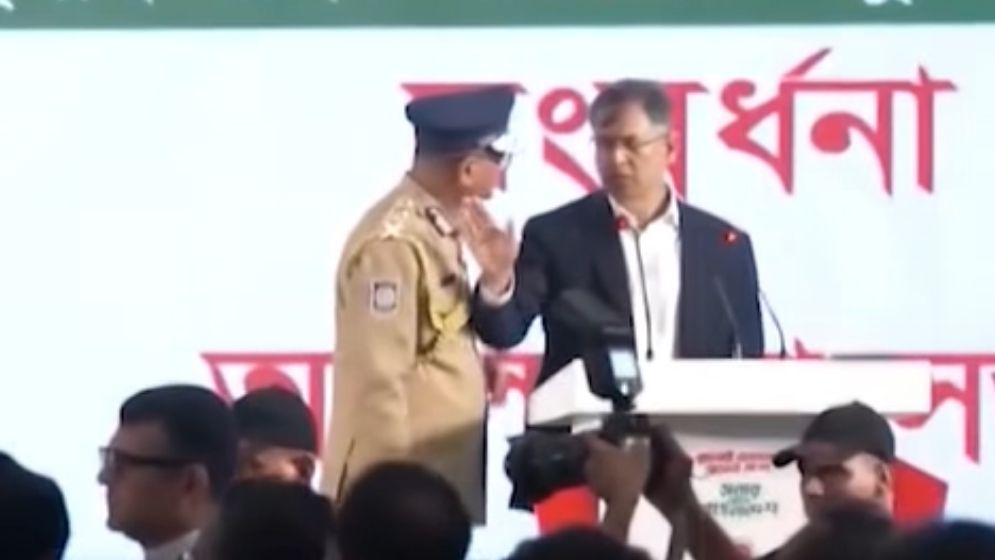 শহীদ পরিবারকে নিয়ে বিতর্কিত মন্তব্যে আইজিপির বিরুদ্ধে তীব্র ক্ষোভ ও সমালোচনার ঝড়