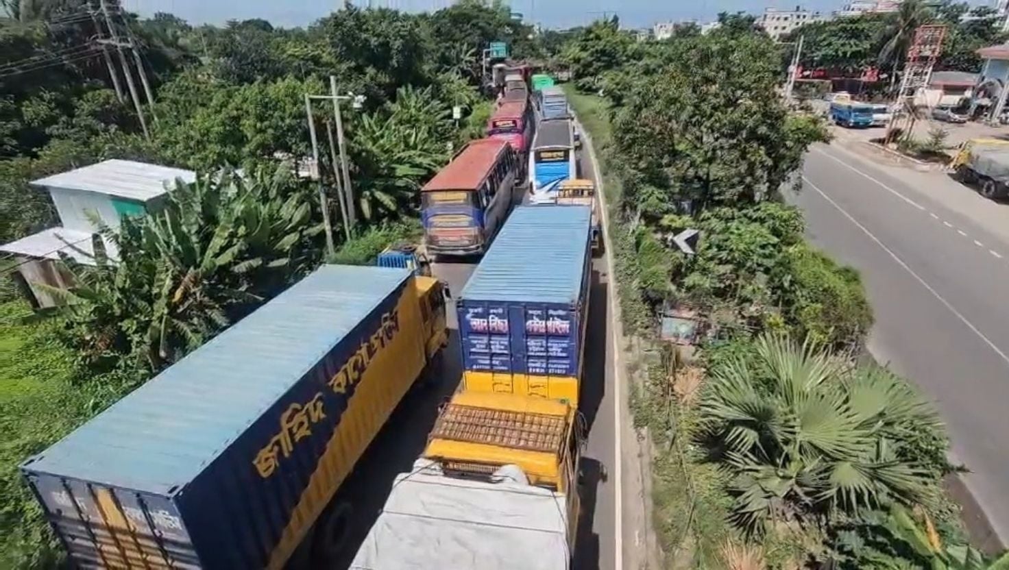 ঢাকা-চট্টগ্রাম মহাসড়কে সংস্কারকাজ চলাকালে দীর্ঘ যানজটে স্থবির জনজীবন