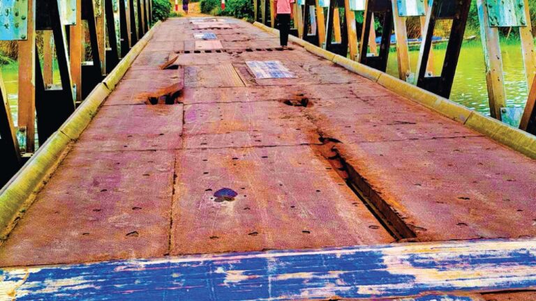 দাগনভূঞায় বেইলি ব্রিজের পাটাতন ভেঙে ভোগান্তিতে হাজারো মানুষ