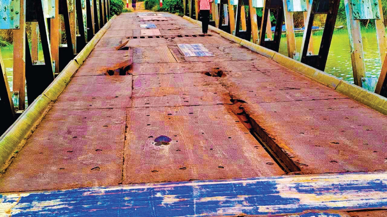 দাগনভূঞায় বেইলি ব্রিজের পাটাতন ভেঙে ভোগান্তিতে হাজারো মানুষ