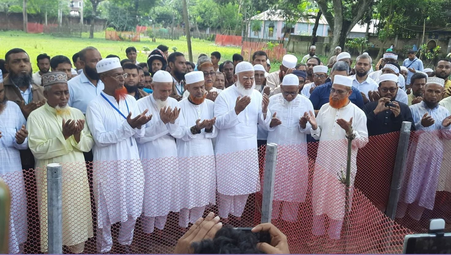 গাইবান্ধায় নিহত দুই শিবির নেতার কবর জিয়ারত করলেন জামায়াত আমির শফিকুর রহমান
