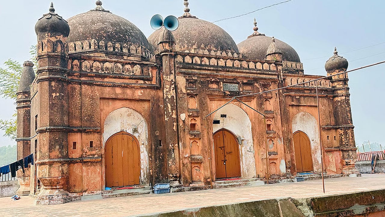 মনোহরগঞ্জের ৪০০ বছরের প্রাচীন মুঘল মসজিদ ও দিঘি ঘিরে পর্যটন কেন্দ্রের দাবি