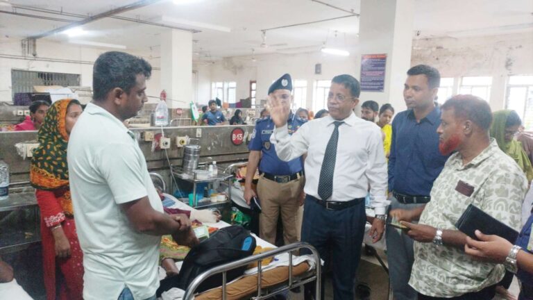 বাকেরগঞ্জে বোমা বিস্ফোরণে দগ্ধ তিনজনকে উন্নত চিকিৎসার জন্য ঢাকায় প্রেরণ
