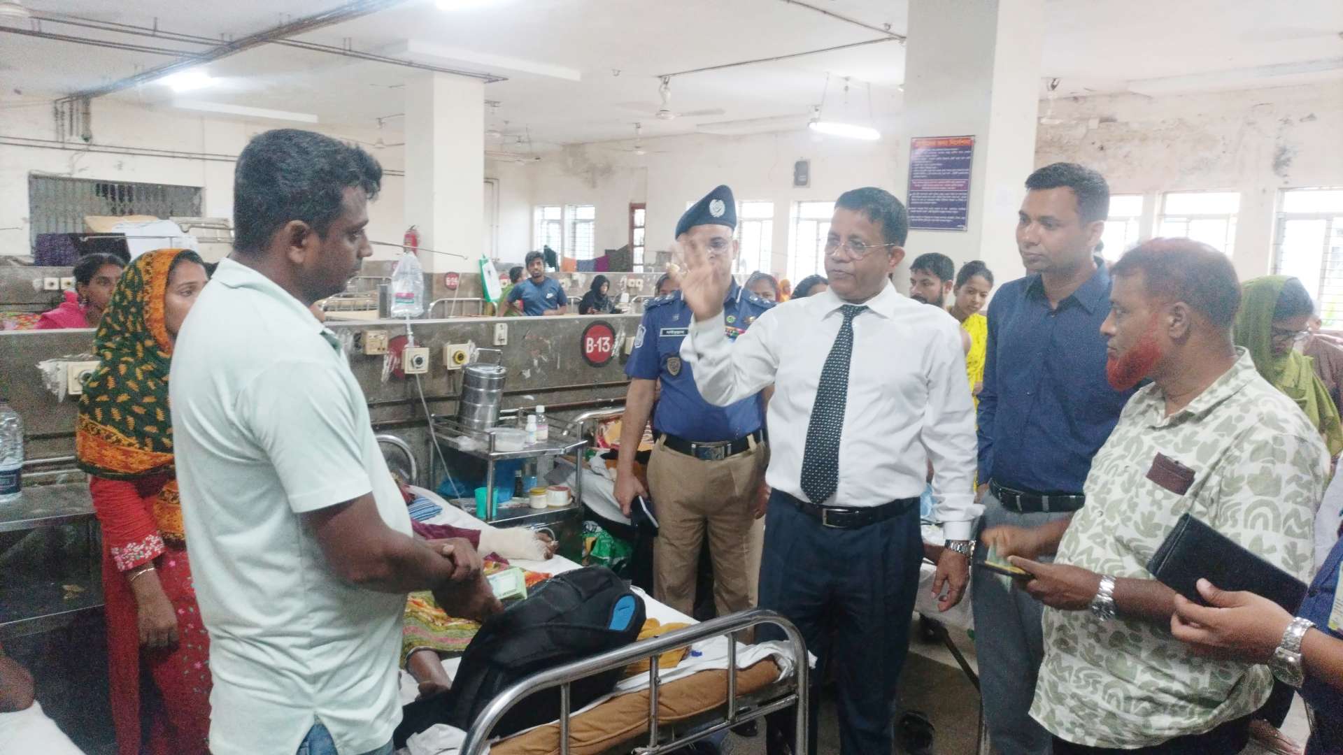 বাকেরগঞ্জে বোমা বিস্ফোরণে দগ্ধ তিনজনকে উন্নত চিকিৎসার জন্য ঢাকায় প্রেরণ