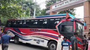 শ্রমিক নেতা আটকের প্রতিবাদে দিনাজপুরে অনির্দিষ্টকালের বাস ধর্মঘট ও থানা ঘেরাও