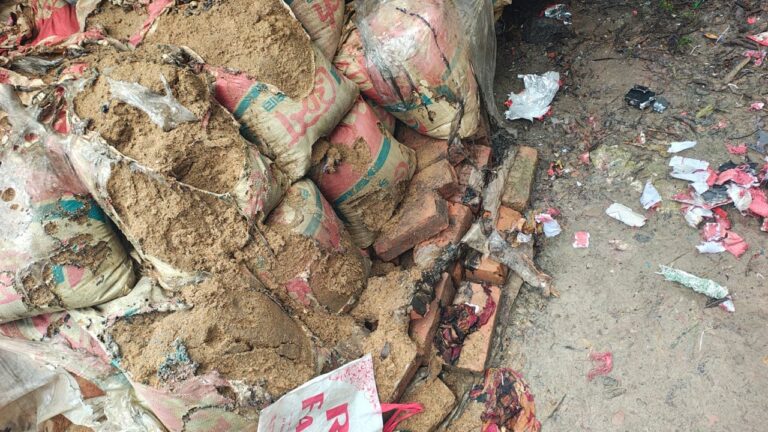 বাকেরগঞ্জে বালুর বস্তার বিস্ফোরণে দগ্ধ একই পরিবারের তিনজন, হাসপাতালে ভর্তি