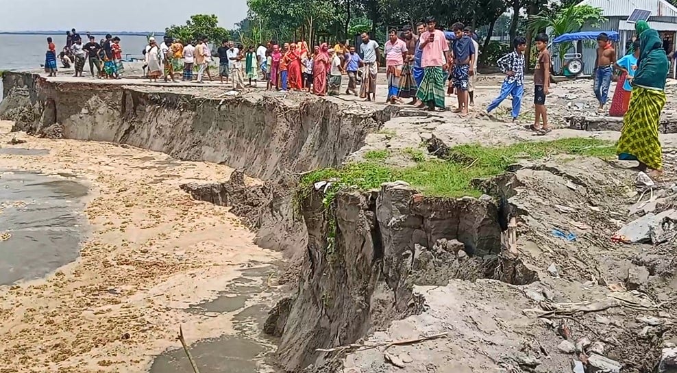 যমুনার তীব্র ভাঙনে দিশেহারা সিরাজগঞ্জের কাজীপুরের নদীপাড়ের মানুষ