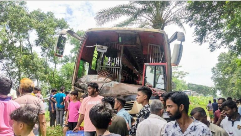 নাটোরের গুরুদাসপুরে বাস ও ভুটভুটি সংঘর্ষে চার গরু ব্যবসায়ী নিহত