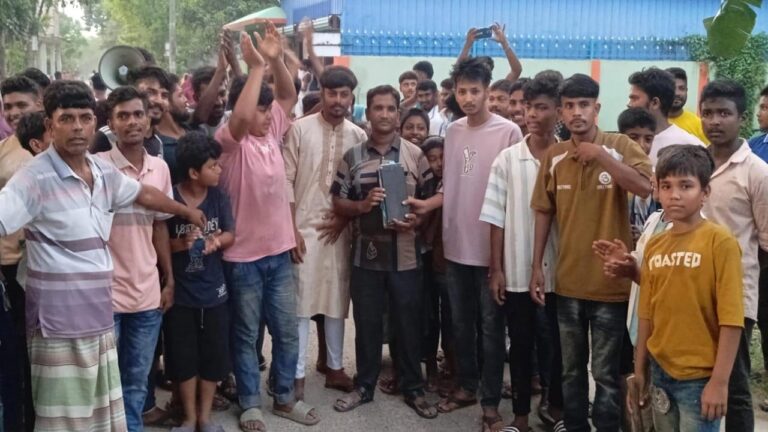 ঈশ্বরদীতে লোডশেডিং ও অতিরিক্ত বিলের প্রতিবাদে পল্লী বিদ্যুৎ কর্মীকে অবরুদ্ধ