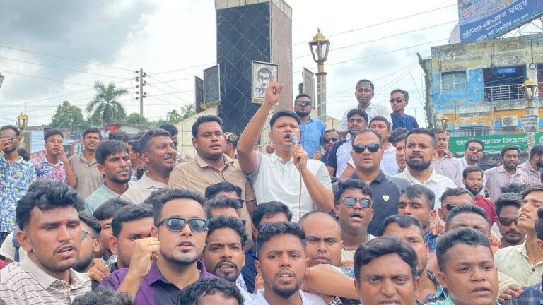 তারেক রহমানকে নিয়ে কটূক্তির প্রতিবাদে বগুড়ায় ছাত্রদলের বিক্ষোভ ও কুশপুত্তলিকা দাহ