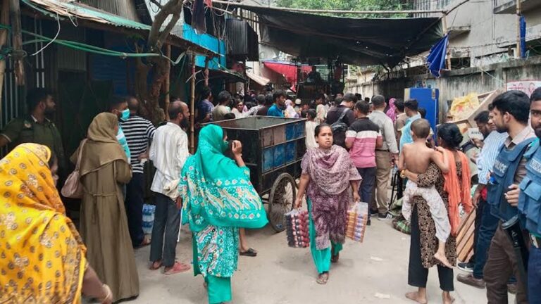 টঙ্গীর হাজীর মাজার বস্তিতে মাদকের আস্তানা গুঁড়িয়ে দিল রাজউক ও পুলিশ