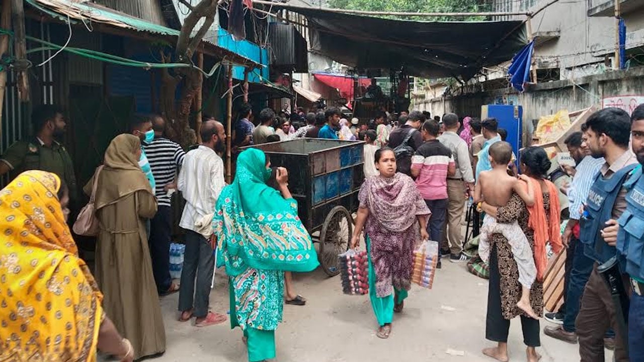 টঙ্গীর হাজীর মাজার বস্তিতে মাদকের আস্তানা গুঁড়িয়ে দিল রাজউক ও পুলিশ