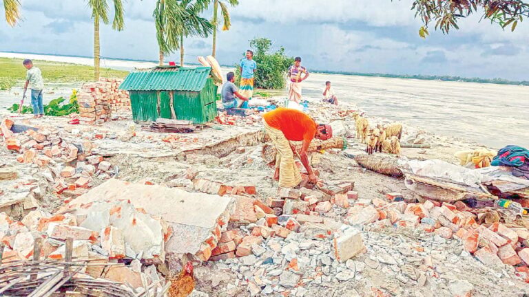 রংপুর বিভাগে নদীভাঙনে নিঃস্ব চারশ পরিবার পাউবোর উদাসীনতায় ক্ষুব্ধ এলাকাবাসীর বিক্ষোভ