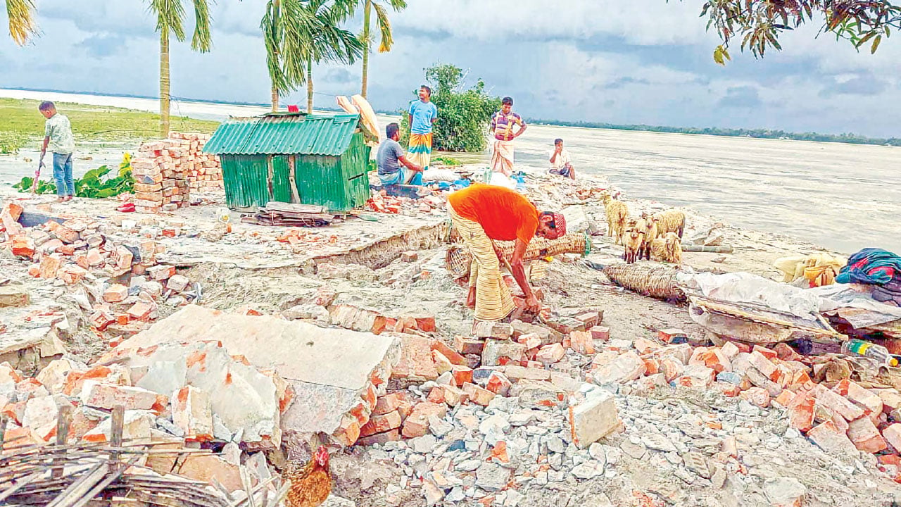 রংপুর বিভাগে নদীভাঙনে নিঃস্ব চারশ পরিবার পাউবোর উদাসীনতায় ক্ষুব্ধ এলাকাবাসীর বিক্ষোভ