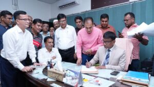 অনার্স ডিগ্রিহীন কর্মকর্তাকে রাবির ভারপ্রাপ্ত রেজিস্ট্রার নিয়োগে তীব্র বিতর্ক