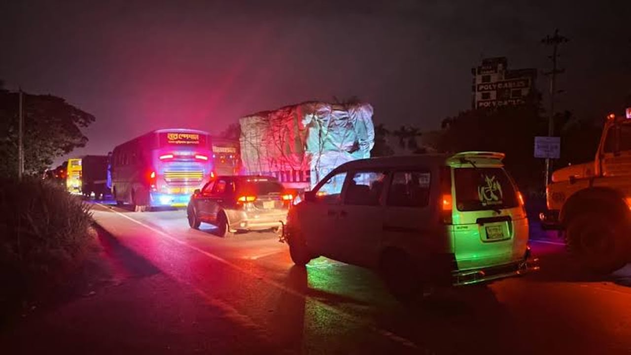 মেরামত কাজে ঢাকা-চট্টগ্রাম মহাসড়কের ৪০ কিলোমিটার এলাকায় তীব্র যানজট যাত্রীদের চরম ভোগান্তি